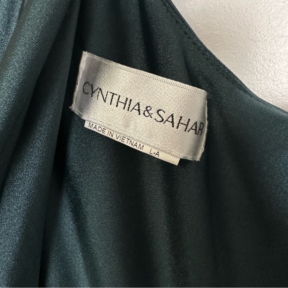 CYNTHIA & SAHAR YASMEEN · STYLE CS102 · LUXE STRETCH SATIN Evergreen Large - Picture 5 of 9